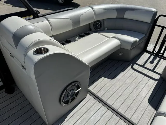 Slide: The Image of Montara 25' SURF BOSS 2.0 CW 2022 - 17