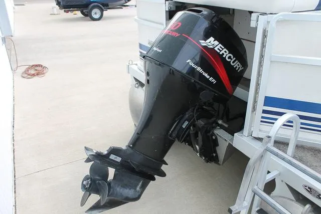 Slide: The Image of Outboard motor on a 2002 Harris Cruiser 200 boat, featuring Mercury branding. - 7