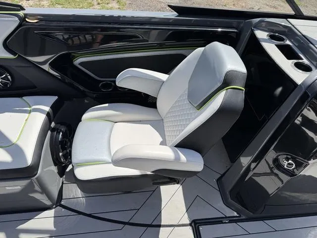 Slide: The Image of Captain's seat in 2021 Yamaha Boats 255XD, featuring sleek design and comfortable upholstery. - 9