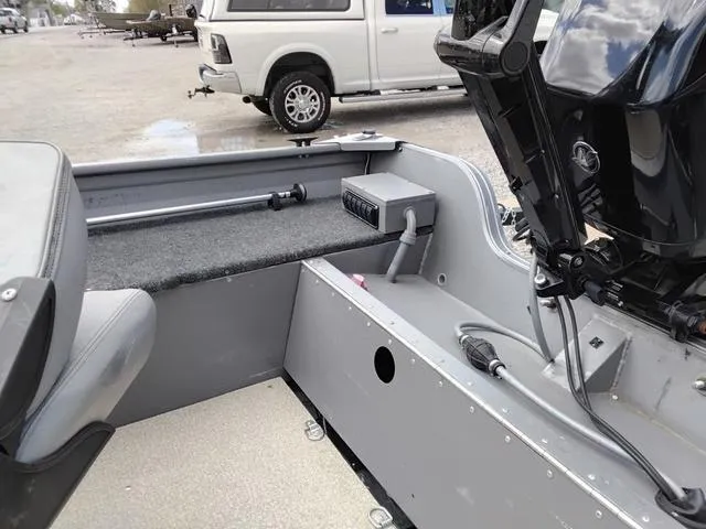 Slide: The Image of Crestliner Canadian 18 2004 - 12