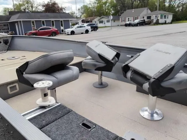 Slide: The Image of Crestliner Canadian 18 2004 - 13