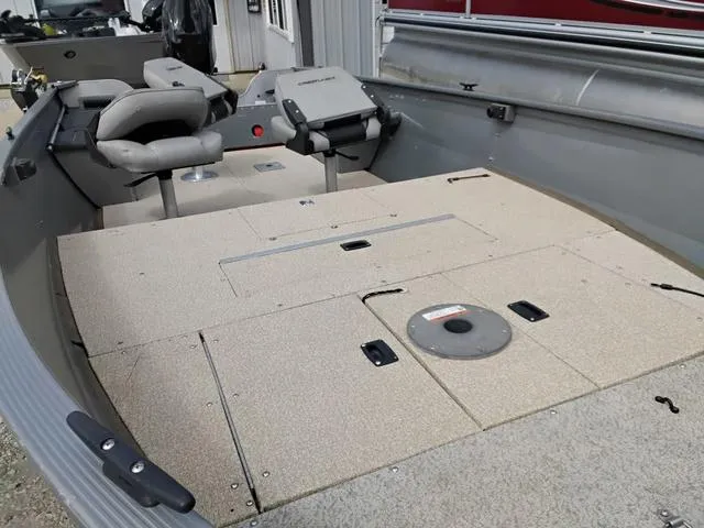 Slide: The Image of Crestliner Canadian 18 2004 - 17