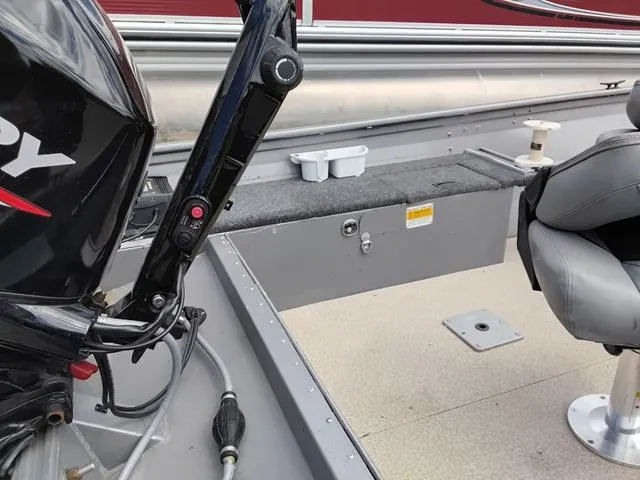 Slide: The Image of Crestliner Canadian 18 2004 - 7