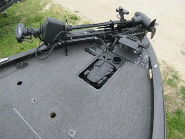 Slide: The Image of 2020 Vexus AVX1980 boat deck with Garmin electronics and trolling motor. - 12