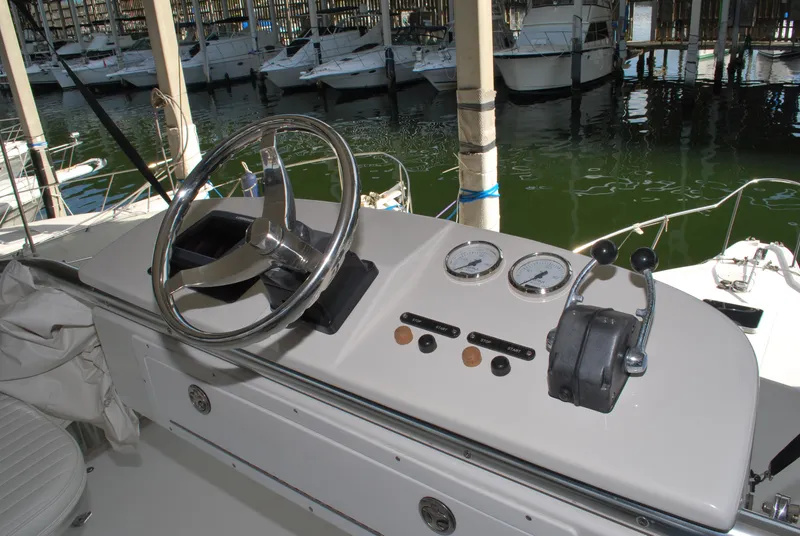 Slide: The Image of Helm of 2005 Stamas 370 Express boat with steering wheel and controls. - 10