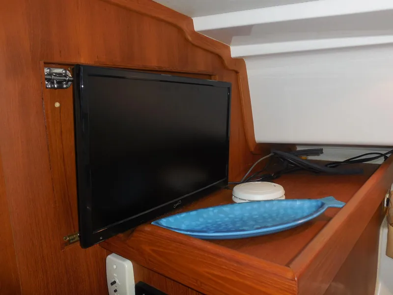 Slide: The Image of 2005 Stamas 370 Express interior with mounted TV and decorative blue fish plate. - 48