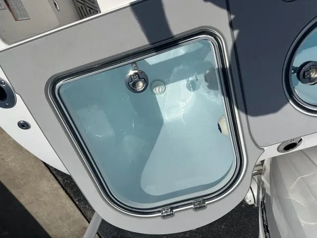 Slide: The Image of Sea Fox 328 Commander 2025 - 10