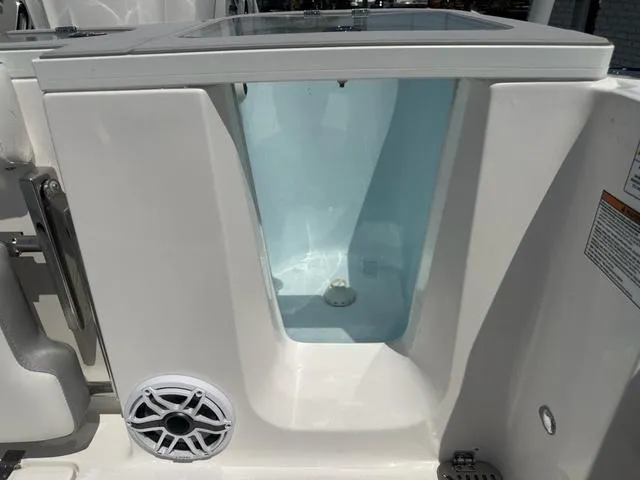 Slide: The Image of Sea Fox 328 Commander 2025 - 11