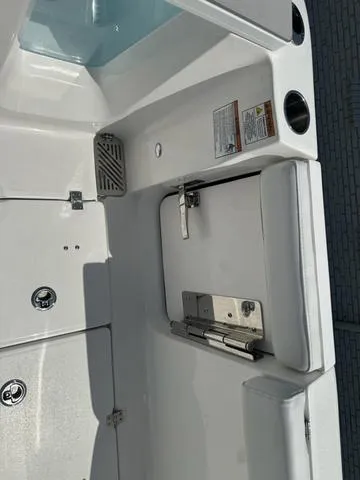 Slide: The Image of Sea Fox 328 Commander 2025 - 12