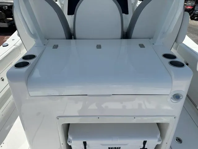 Slide: The Image of Sea Fox 328 Commander 2025 - 13