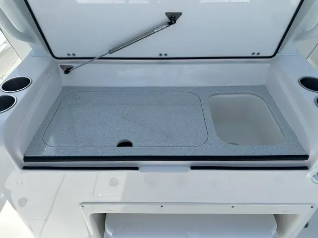 Slide: The Image of Sea Fox 328 Commander 2025 - 14