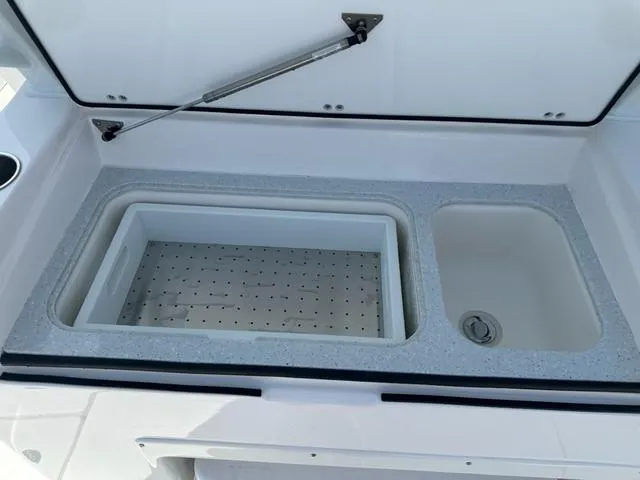 Slide: The Image of Sea Fox 328 Commander 2025 - 15