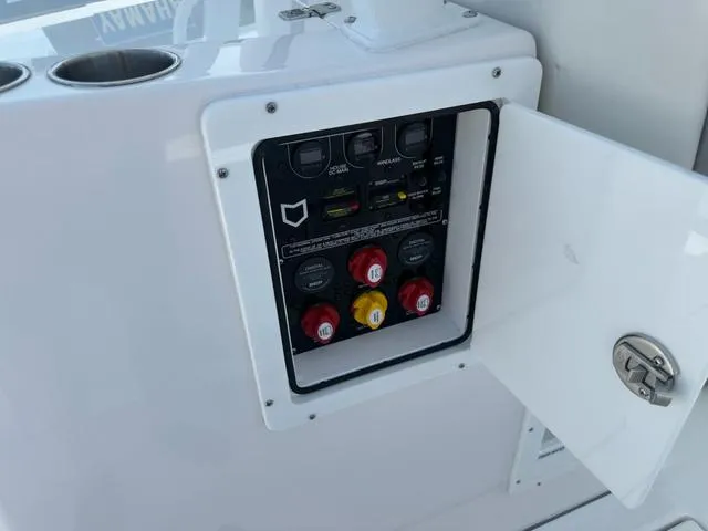 Slide: The Image of Sea Fox 328 Commander 2025 - 16