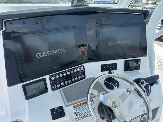 Slide: The Image of Sea Fox 328 Commander 2025 - 18