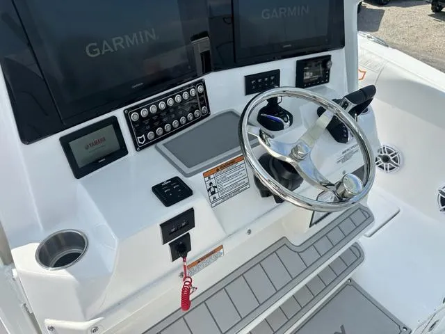 Slide: The Image of Sea Fox 328 Commander 2025 - 19