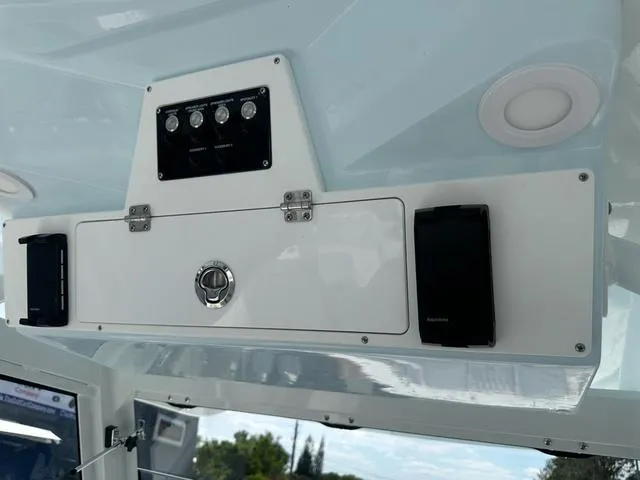 Slide: The Image of Sea Fox 328 Commander 2025 - 21