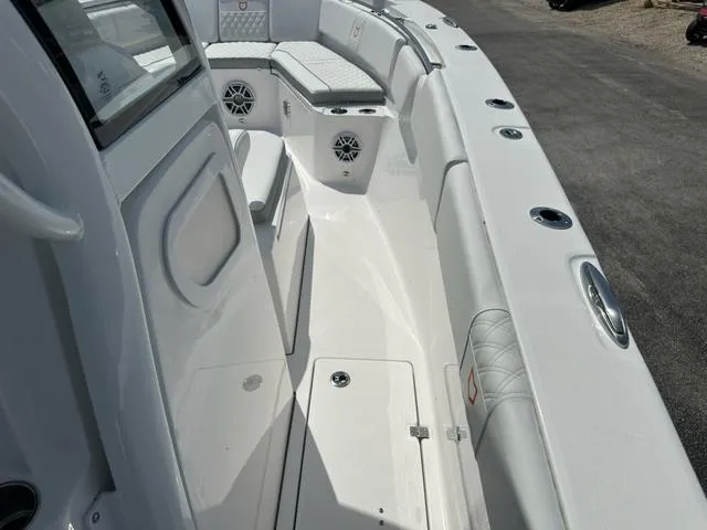 Slide: The Image of Sea Fox 328 Commander 2025 - 22