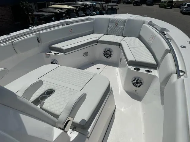 Slide: The Image of Sea Fox 328 Commander 2025 - 23