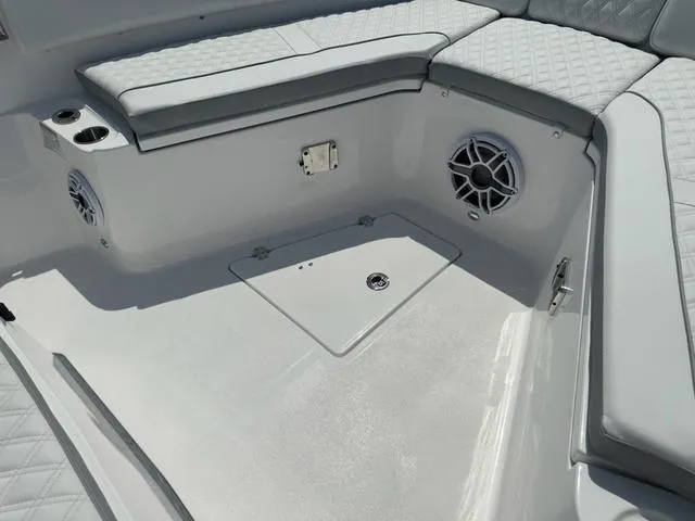 Slide: The Image of Sea Fox 328 Commander 2025 - 25