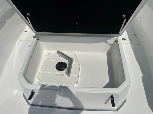 Slide: The Image of Sea Fox 328 Commander 2025 - 27