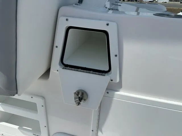 Slide: The Image of Sea Fox 328 Commander 2025 - 31