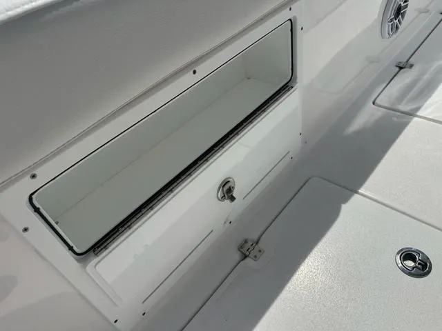 Slide: The Image of Sea Fox 328 Commander 2025 - 32