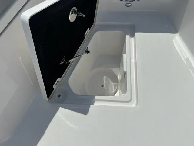 Slide: The Image of Sea Fox 328 Commander 2025 - 33