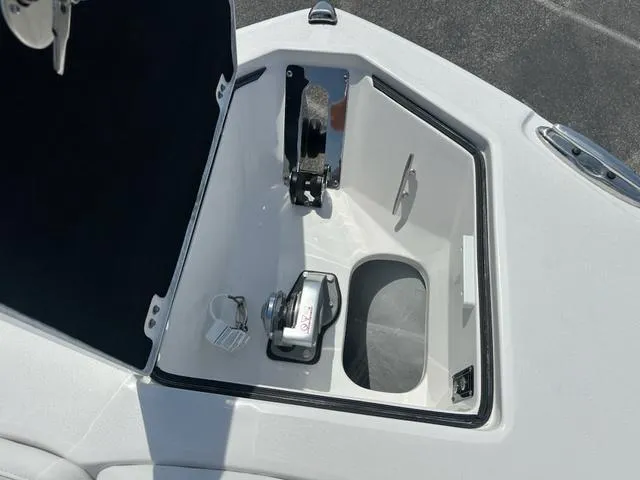 Slide: The Image of Sea Fox 328 Commander 2025 - 34