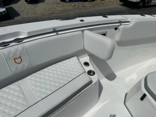 Slide: The Image of Sea Fox 328 Commander 2025 - 35