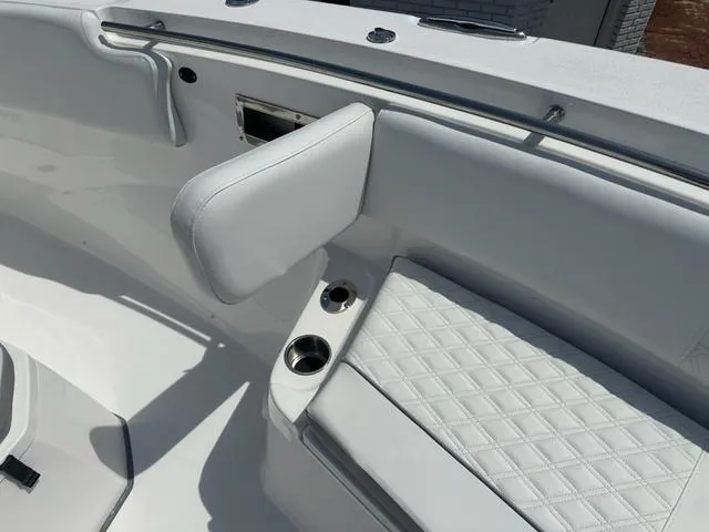 Slide: The Image of Sea Fox 328 Commander 2025 - 36