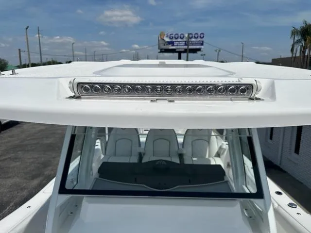 Slide: The Image of Sea Fox 328 Commander 2025 - 37