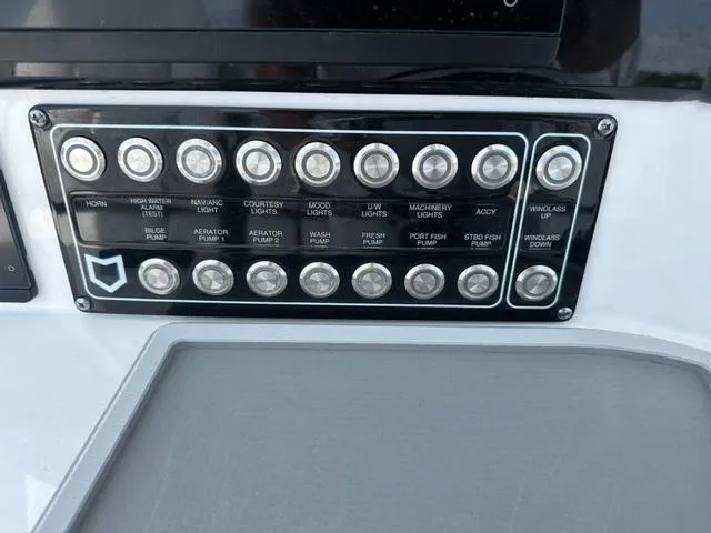 Slide: The Image of Sea Fox 328 Commander 2025 - 38