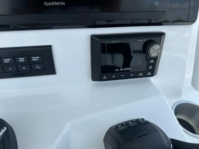 Slide: The Image of Sea Fox 328 Commander 2025 - 39