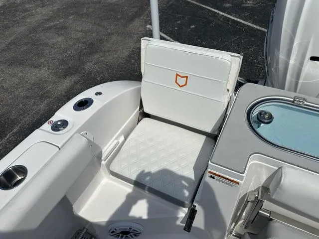 Slide: The Image of Sea Fox 328 Commander 2025 - 40