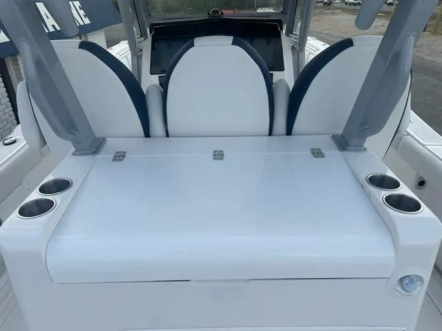 Slide: The Image of Sea Fox 328 Commander 2025 - 11