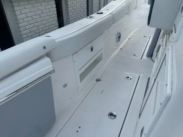 Slide: The Image of Sea Fox 328 Commander 2025 - 12