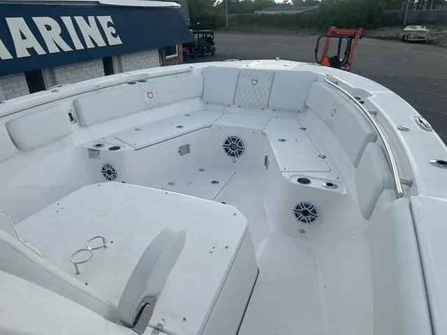 Slide: The Image of Sea Fox 328 Commander 2025 - 13