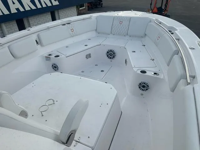 Slide: The Image of Sea Fox 328 Commander 2025 - 14