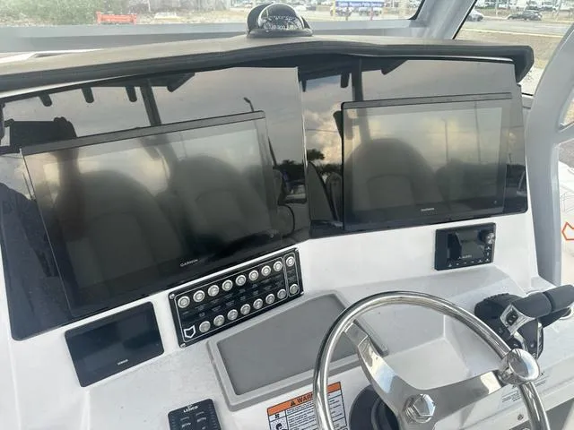 Slide: The Image of Sea Fox 328 Commander 2025 - 16