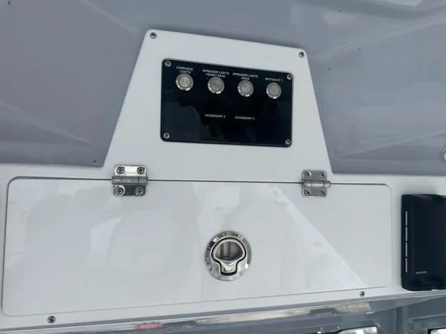 Slide: The Image of Sea Fox 328 Commander 2025 - 17