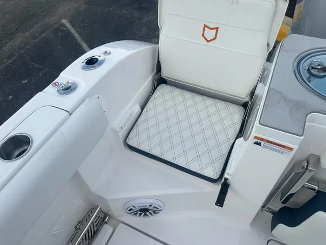 Slide: The Image of Sea Fox 328 Commander 2025 - 18