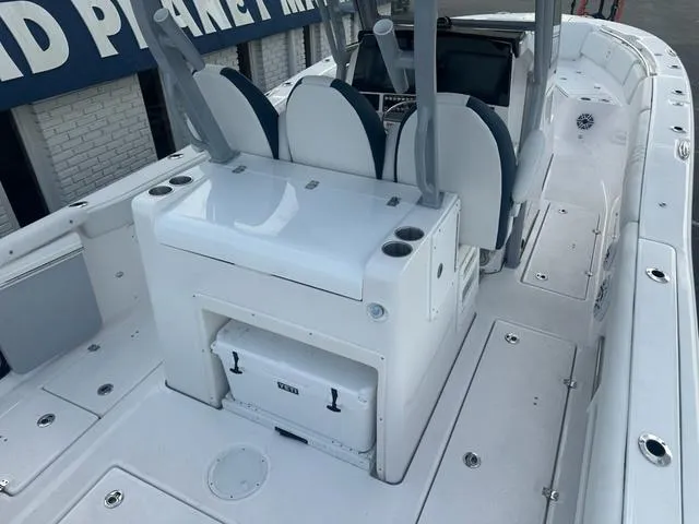 Slide: The Image of Sea Fox 328 Commander 2025 - 6