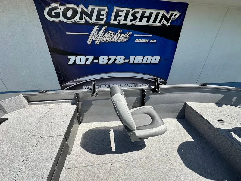 Slide: The Image of 2017 Crestliner 1600 Vision boat interior at Gone Fishin' Marine dealership. - 12