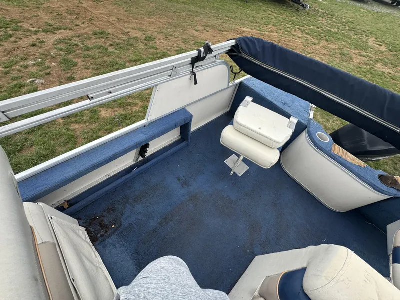 Slide: The Image of Interior of a 2000 Starcraft 200 Classic boat with blue carpet and white seating. - 9