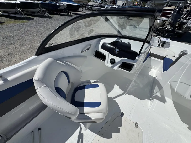 Slide: The Image of Tahoe 550 TF 2019 - 10