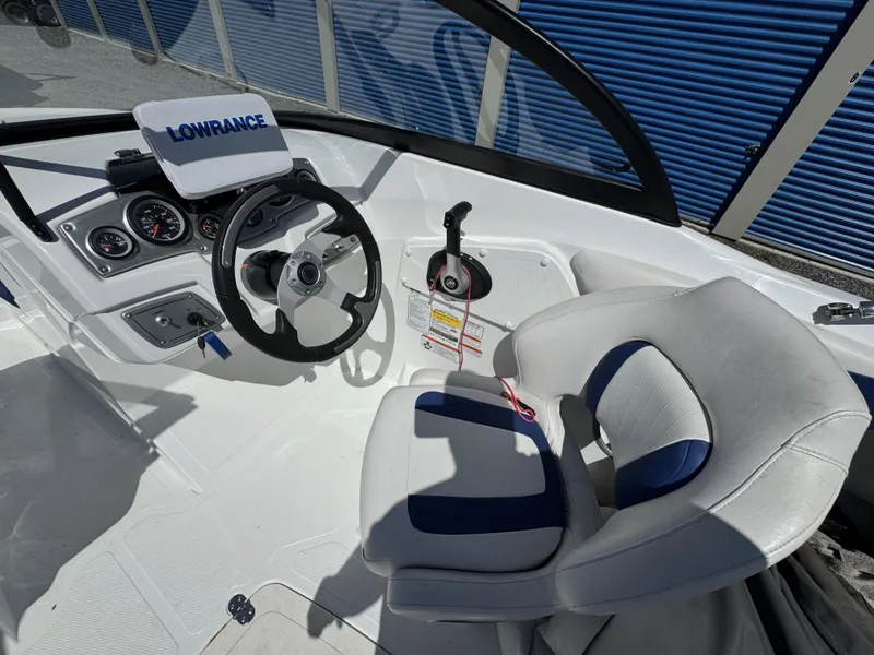 Slide: The Image of Tahoe 550 TF 2019 - 11