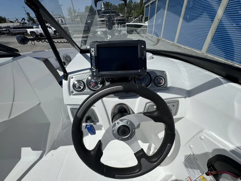 Slide: The Image of Tahoe 550 TF 2019 - 12