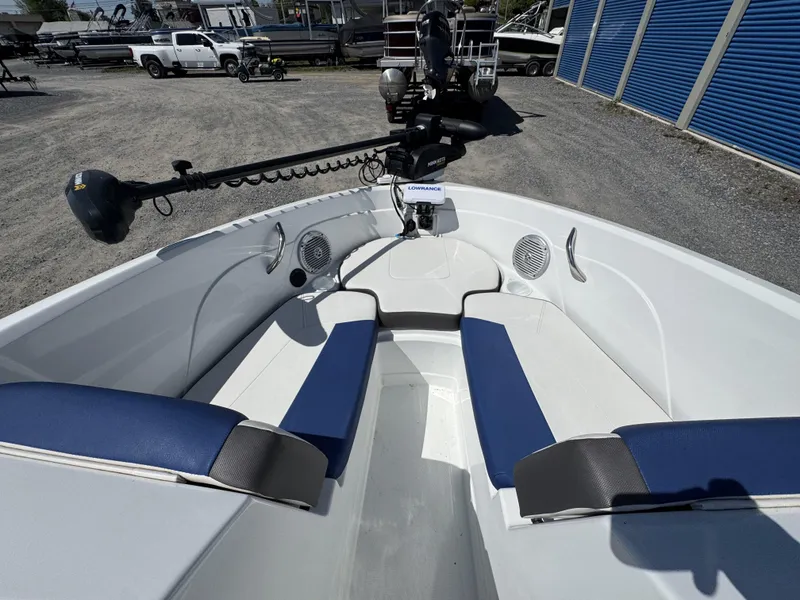 Slide: The Image of Tahoe 550 TF 2019 - 13