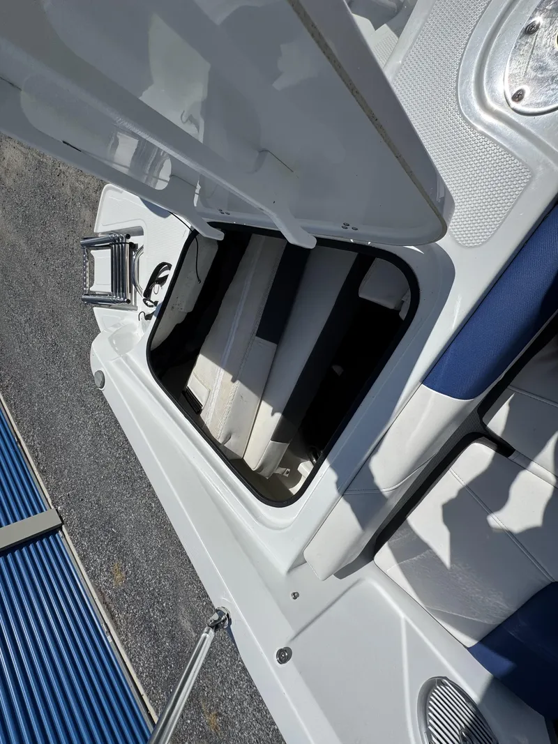 Slide: The Image of Tahoe 550 TF 2019 - 32