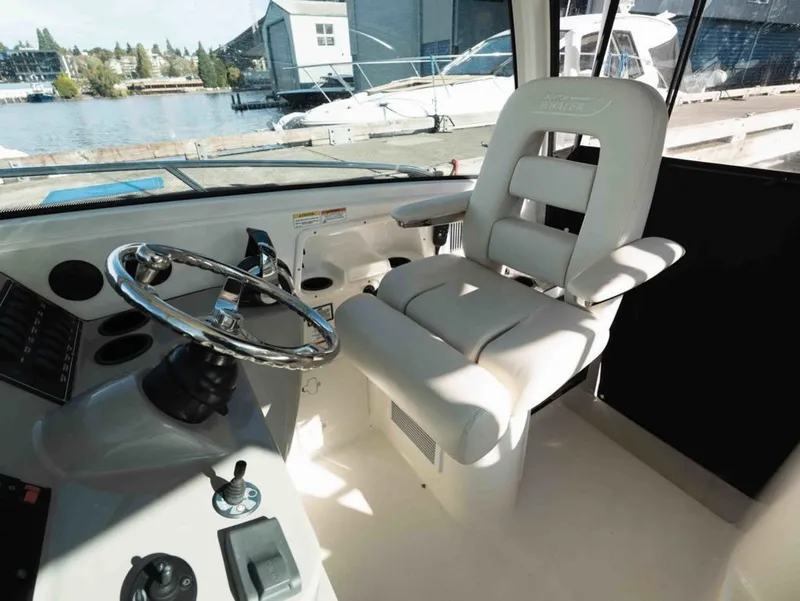 Slide: The Image of Boston Whaler 315 Conquest 2017 - 20